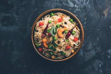 Semiya Upma veya erişte Uppuma veya uppittu Güney Hindistan popüler kahvaltı menüsünden var. bir kasede servis. seçici odak