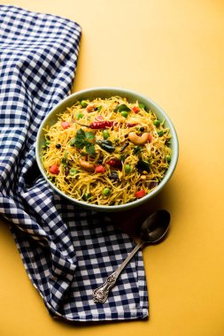 Semiya Upma veya erişte Uppuma veya uppittu Güney Hindistan popüler kahvaltı menüsünden var. bir kasede servis. seçici odak