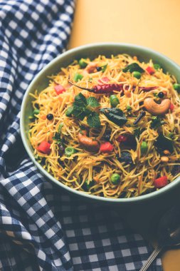 Semiya Upma veya erişte Uppuma veya uppittu Güney Hindistan popüler kahvaltı menüsünden var. bir kasede servis. seçici odak