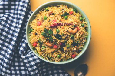 Semiya Upma veya erişte Uppuma veya uppittu Güney Hindistan popüler kahvaltı menüsünden var. bir kasede servis. seçici odak