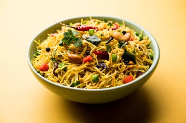 Semiya Upma veya erişte Uppuma veya uppittu Güney Hindistan popüler kahvaltı menüsünden var. bir kasede servis. seçici odak