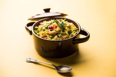 Semiya Upma veya erişte Uppuma veya uppittu Güney Hindistan popüler kahvaltı menüsünden var. bir kasede servis. seçici odak