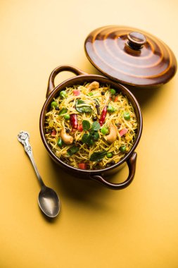 Semiya Upma veya erişte Uppuma veya uppittu Güney Hindistan popüler kahvaltı menüsünden var. bir kasede servis. seçici odak