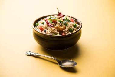 Semiya Upma veya erişte Uppuma veya uppittu Güney Hindistan popüler kahvaltı menüsünden var. bir kasede servis. seçici odak