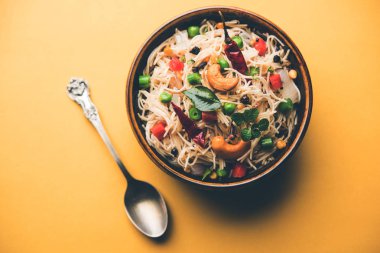 Semiya Upma veya erişte Uppuma veya uppittu Güney Hindistan popüler kahvaltı menüsünden var. bir kasede servis. seçici odak