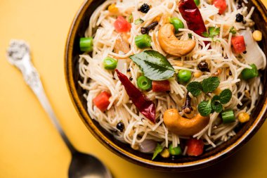 Semiya Upma veya erişte Uppuma veya uppittu Güney Hindistan popüler kahvaltı menüsünden var. bir kasede servis. seçici odak