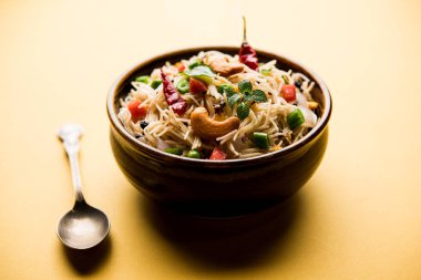 Semiya Upma veya erişte Uppuma veya uppittu Güney Hindistan popüler kahvaltı menüsünden var. bir kasede servis. seçici odak