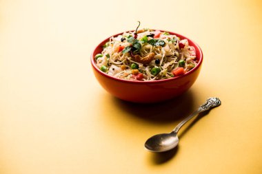 Semiya Upma veya erişte Uppuma veya uppittu Güney Hindistan popüler kahvaltı menüsünden var. bir kasede servis. seçici odak