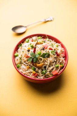 Semiya Upma veya erişte Uppuma veya uppittu Güney Hindistan popüler kahvaltı menüsünden var. bir kasede servis. seçici odak