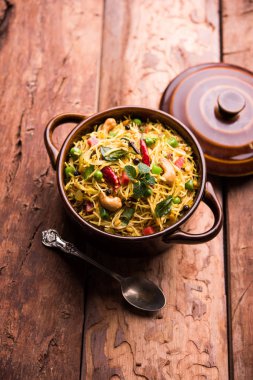 Semiya Upma veya erişte Uppuma veya uppittu Güney Hindistan popüler kahvaltı menüsünden var. bir kasede servis. seçici odak