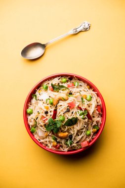 Semiya Upma veya erişte Uppuma veya uppittu Güney Hindistan popüler kahvaltı menüsünden var. bir kasede servis. seçici odak