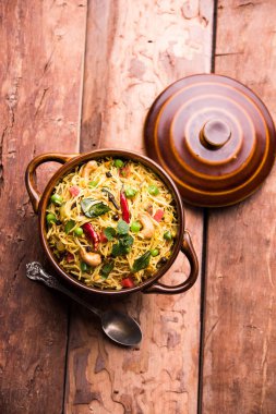 Semiya Upma veya erişte Uppuma veya uppittu Güney Hindistan popüler kahvaltı menüsünden var. bir kasede servis. seçici odak