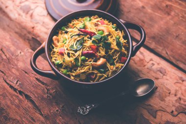 Semiya Upma veya erişte Uppuma veya uppittu Güney Hindistan popüler kahvaltı menüsünden var. bir kasede servis. seçici odak