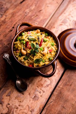 Semiya Upma veya erişte Uppuma veya uppittu Güney Hindistan popüler kahvaltı menüsünden var. bir kasede servis. seçici odak