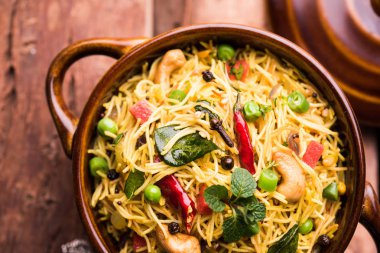 Semiya Upma veya erişte Uppuma veya uppittu Güney Hindistan popüler kahvaltı menüsünden var. bir kasede servis. seçici odak