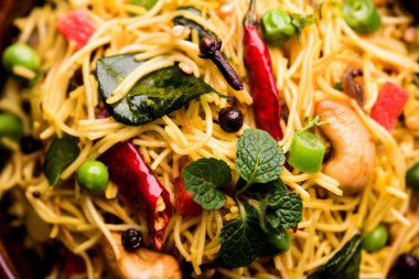 Semiya Upma veya erişte Uppuma veya uppittu Güney Hindistan popüler kahvaltı menüsünden var. bir kasede servis. seçici odak