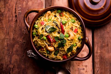 Semiya Upma veya erişte Uppuma veya uppittu Güney Hindistan popüler kahvaltı menüsünden var. bir kasede servis. seçici odak