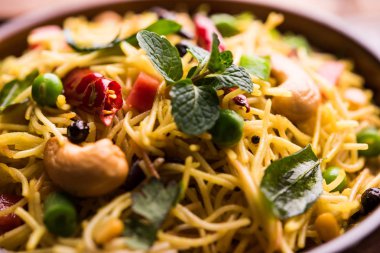 Semiya Upma veya erişte Uppuma veya uppittu Güney Hindistan popüler kahvaltı menüsünden var. bir kasede servis. seçici odak