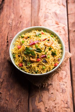 Semiya Upma veya erişte Uppuma veya uppittu Güney Hindistan popüler kahvaltı menüsünden var. bir kasede servis. seçici odak