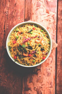 Semiya Upma veya erişte Uppuma veya uppittu Güney Hindistan popüler kahvaltı menüsünden var. bir kasede servis. seçici odak