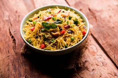 Semiya Upma veya erişte Uppuma veya uppittu Güney Hindistan popüler kahvaltı menüsünden var. bir kasede servis. seçici odak