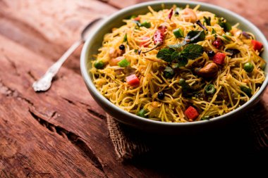 Semiya Upma veya erişte Uppuma veya uppittu Güney Hindistan popüler kahvaltı menüsünden var. bir kasede servis. seçici odak