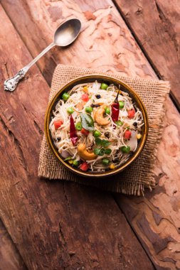 Semiya Upma veya erişte Uppuma veya uppittu Güney Hindistan popüler kahvaltı menüsünden var. bir kasede servis. seçici odak