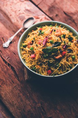 Semiya Upma veya erişte Uppuma veya uppittu Güney Hindistan popüler kahvaltı menüsünden var. bir kasede servis. seçici odak