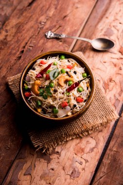 Baharatlı semiya uppma veya upma plaka servis. seçici odak