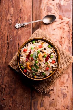 Baharatlı semiya uppma veya upma plaka servis. seçici odak