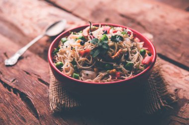 Baharatlı semiya uppma veya upma plaka servis. seçici odak