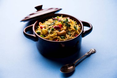 Baharatlı semiya uppma veya upma plaka servis. seçici odak