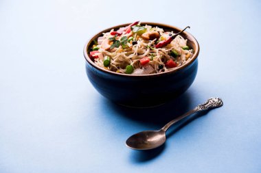 Baharatlı semiya uppma veya upma plaka servis. seçici odak