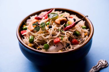 Baharatlı semiya uppma veya upma plaka servis. seçici odak