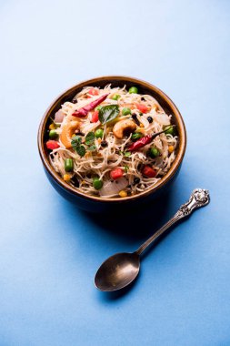 Baharatlı semiya uppma veya upma plaka servis. seçici odak