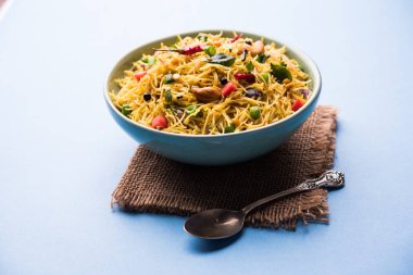 Baharatlı semiya uppma veya upma plaka servis. seçici odak