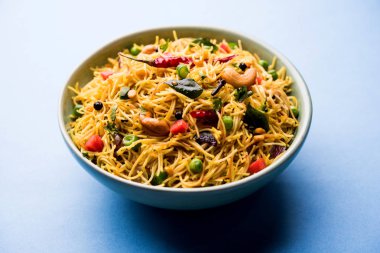 Baharatlı semiya uppma veya upma plaka servis. seçici odak