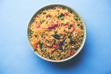 Baharatlı semiya uppma veya upma plaka servis. seçici odak