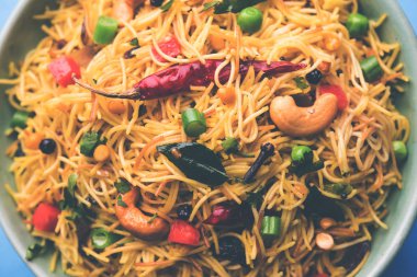 Baharatlı semiya uppma veya upma plaka servis. seçici odak