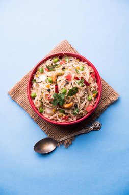 Baharatlı semiya uppma veya upma plaka servis. seçici odak