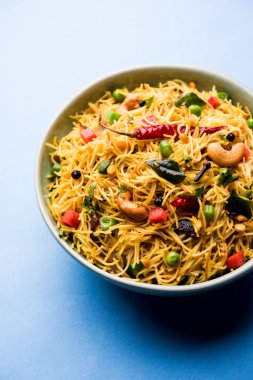 Baharatlı semiya uppma veya upma plaka servis. seçici odak