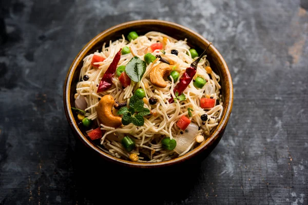 Semiya Upma veya erişte Uppuma veya uppittu Güney Hindistan popüler kahvaltı menüsünden var. bir kasede servis. seçici odak