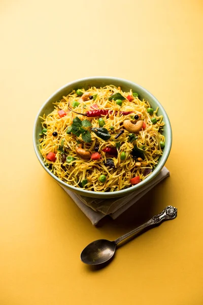 Semiya Upma veya erişte Uppuma veya uppittu Güney Hindistan popüler kahvaltı menüsünden var. bir kasede servis. seçici odak