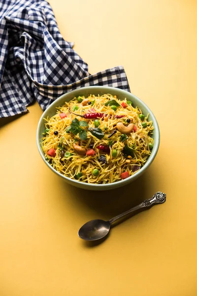 Semiya Upma veya erişte Uppuma veya uppittu Güney Hindistan popüler kahvaltı menüsünden var. bir kasede servis. seçici odak