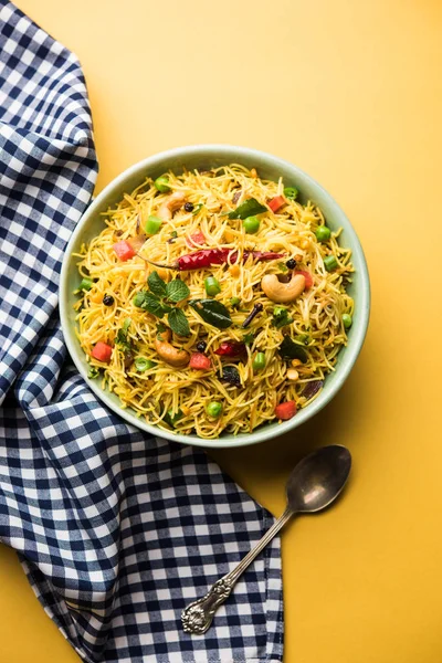 Semiya Upma veya erişte Uppuma veya uppittu Güney Hindistan popüler kahvaltı menüsünden var. bir kasede servis. seçici odak