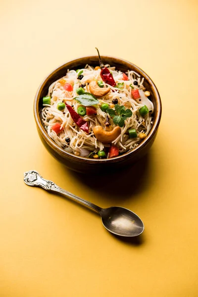 Semiya Upma veya erişte Uppuma veya uppittu Güney Hindistan popüler kahvaltı menüsünden var. bir kasede servis. seçici odak