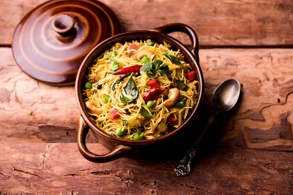 Semiya Upma veya erişte Uppuma veya uppittu Güney Hindistan popüler kahvaltı menüsünden var. bir kasede servis. seçici odak