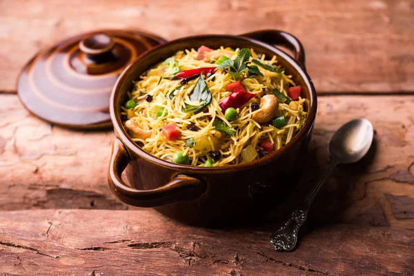 Semiya Upma veya erişte Uppuma veya uppittu Güney Hindistan popüler kahvaltı menüsünden var. bir kasede servis. seçici odak