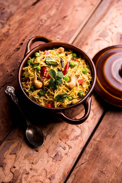 Semiya Upma veya erişte Uppuma veya uppittu Güney Hindistan popüler kahvaltı menüsünden var. bir kasede servis. seçici odak