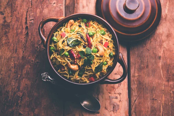 Semiya Upma veya erişte Uppuma veya uppittu Güney Hindistan popüler kahvaltı menüsünden var. bir kasede servis. seçici odak